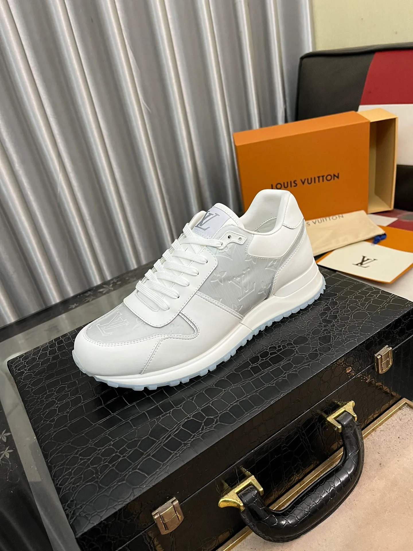 Men's shoes 💰540⌚️⌚️LV Louis Vuitton. The latest fashionable casual shoes are popular in physical stores. New spring and summer comfortable imported custom original cowhide, unique jacquard fabric element design. With sheepskin lining, Lv original base, [sun][sun] high-end packaging and high quality💪Details determine quality, code number 38-44